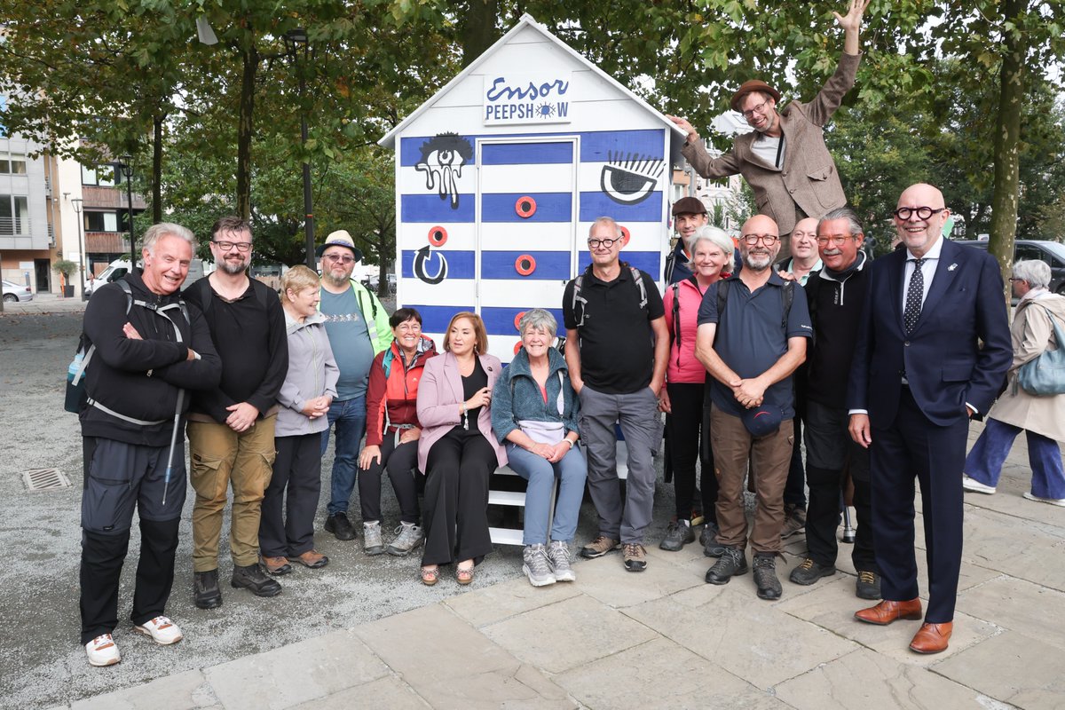 Gisteren arriveerden we na 4 stapdagen op de Ensor-tocht #Oostende - #Antwerpen  op een feestelijke manier aan het <a href="/KMSKA/">KMSKA</a> 
De badkoets kreeg een mooie plaats vlak voor het museum...