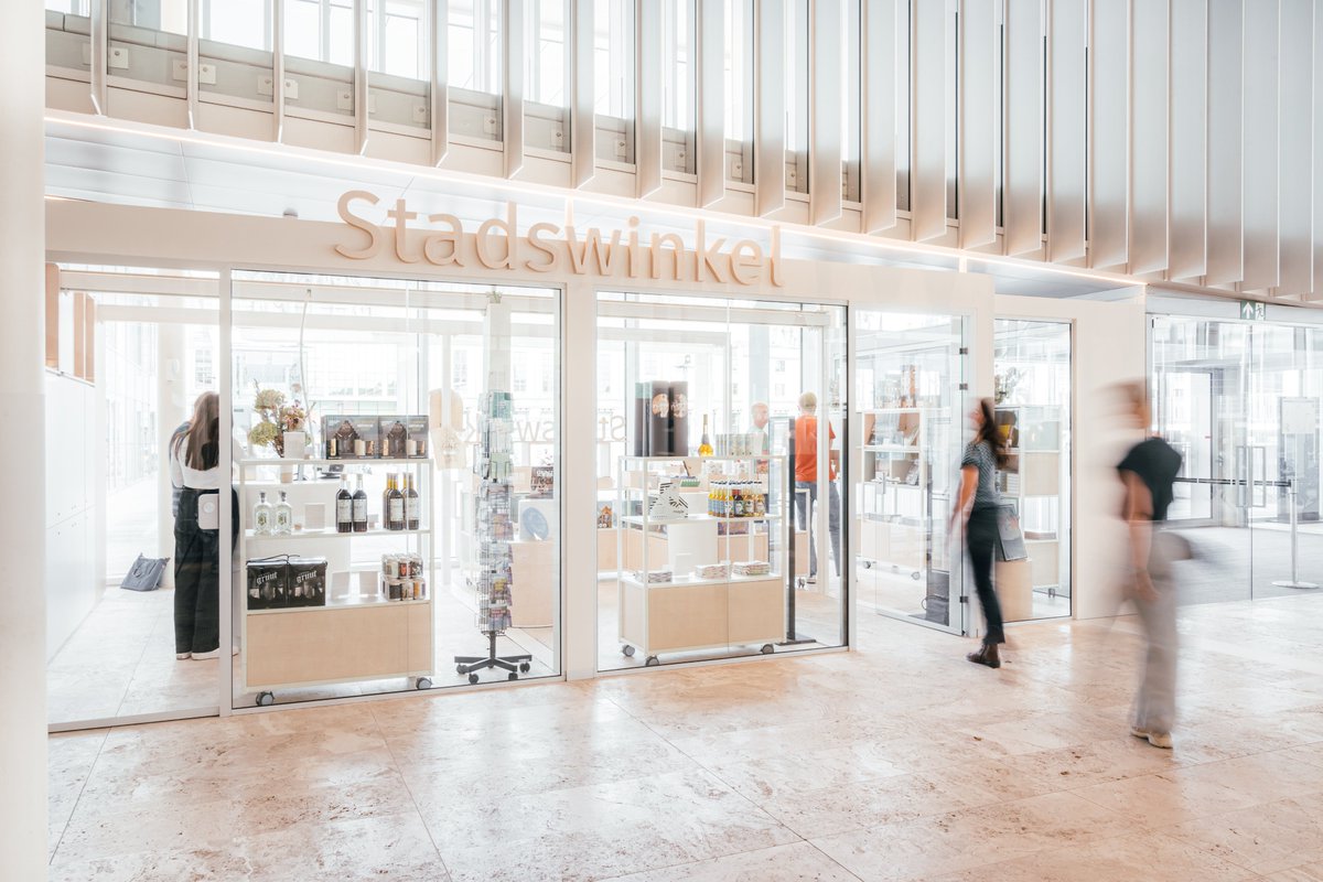 Vanaf morgen kan je terecht in de gloednieuwe Stadswinkel in het Stadskantoor aan de Zuid. Je vindt er meer dan 50 Gentse producten. Ontdek hier welke: stad.gent/nl/over-gent-s…