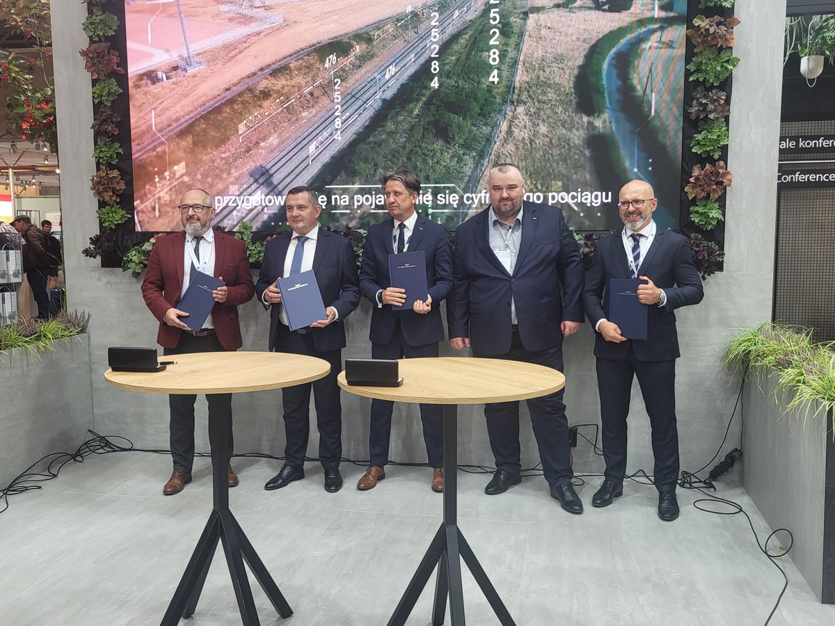 PKP_PLK_SA's tweet image. Wdrażamy kolejne #innowacje na torach❗️ Dziś, podczas #InnoTrans w Berlinie, podpisaliśmy listy intencyjne z firmami @ericsson, NetWorks, @Alstom, @is_wireless, @PW_edu oraz @PKMsaGdansk, dotyczące współpracy w zakresie stworzenia w Polsce poligonu dla nowego systemu łączności
