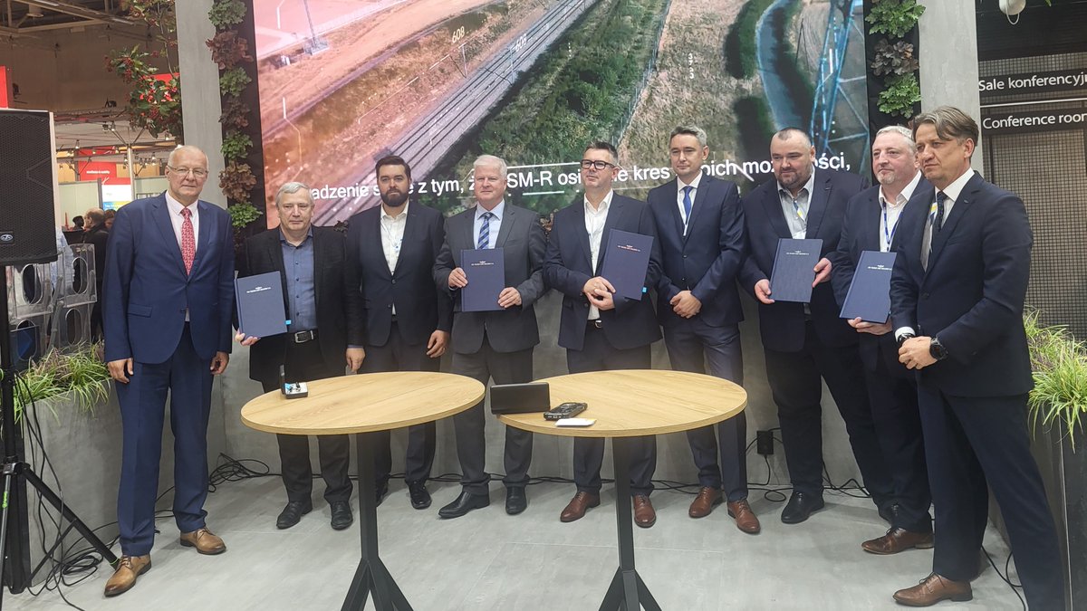 PKP_PLK_SA's tweet image. Wdrażamy kolejne #innowacje na torach❗️ Dziś, podczas #InnoTrans w Berlinie, podpisaliśmy listy intencyjne z firmami @ericsson, NetWorks, @Alstom, @is_wireless, @PW_edu oraz @PKMsaGdansk, dotyczące współpracy w zakresie stworzenia w Polsce poligonu dla nowego systemu łączności