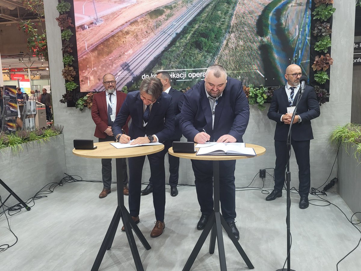 PKP_PLK_SA's tweet image. Wdrażamy kolejne #innowacje na torach❗️ Dziś, podczas #InnoTrans w Berlinie, podpisaliśmy listy intencyjne z firmami @ericsson, NetWorks, @Alstom, @is_wireless, @PW_edu oraz @PKMsaGdansk, dotyczące współpracy w zakresie stworzenia w Polsce poligonu dla nowego systemu łączności