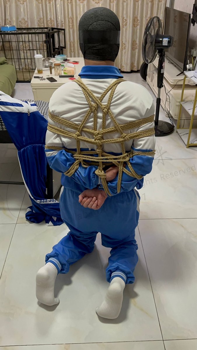 Jimmy1412_LK's tweet photo. 第二天
Day 2

学生失去了他的视觉与听觉。与此同时，邪恶的金属笼子牢牢地扣锁住他的小兄弟，给他带去了无尽的痛苦……
The student lost his sense of sight &amp; hearing. Moreover, the chastity lock, which was fixed on his dick, had brought him lots of pain......
#校服 #白袜 #绳缚 #贞操锁 https://t.co/nGbI4ABHeO