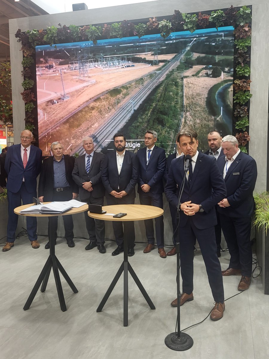 PKP_PLK_SA's tweet image. Wdrażamy kolejne #innowacje na torach❗️ Dziś, podczas #InnoTrans w Berlinie, podpisaliśmy listy intencyjne z firmami @ericsson, NetWorks, @Alstom, @is_wireless, @PW_edu oraz @PKMsaGdansk, dotyczące współpracy w zakresie stworzenia w Polsce poligonu dla nowego systemu łączności