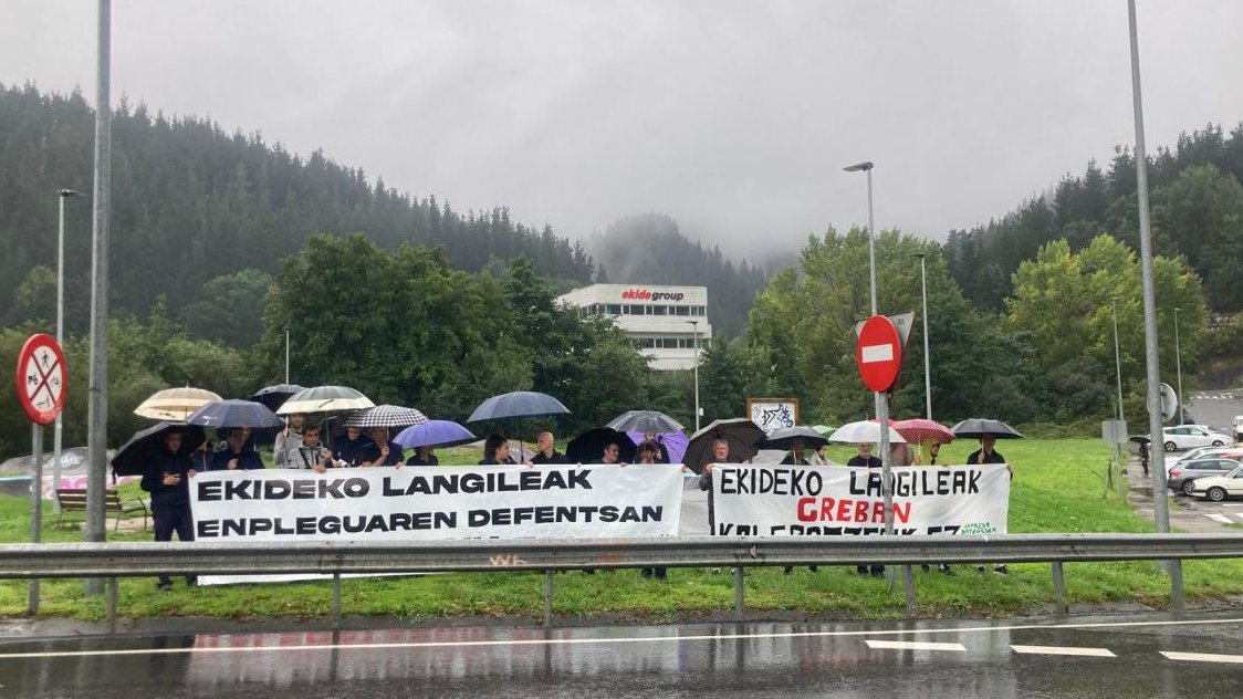 ELADeba_'s tweet photo. ✊🏾Lanuzteak hasi ditugu #Arrasate|ko #Ekide enpresan kaleratzeak salatu eta lanpostuak defendatzeko
🗓️10/1 eta 10/3 ( 9:00 - 3:00)
Han comenzado los paros en #Ekide (#Arrasate) para denunciar los despidos y defender los puestos de trabajo✊🏾 https://t.co/U7NnxmHVtb