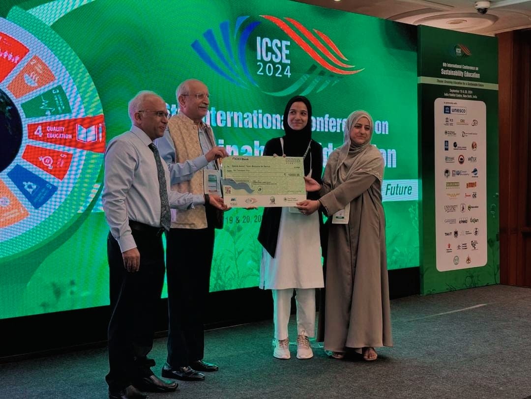 CR_INDSA's tweet image. We&apos;re proud to see our #GreenCampusProgramme enrolled school from Kashmir, GBHSS, Zainakote, Srinagar, participated in #Youth4Earth2024 and has been highly appreciated by Mr. Benno Boer, Programme Specialist, UNESCO for their project on plastic waste. Here&apos;s a glimpse.

#SDG13