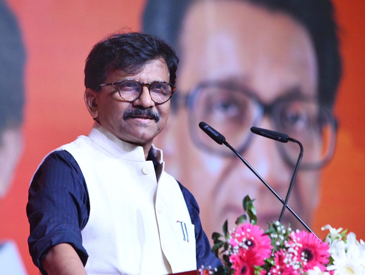 मुश्किलों से से हार जाना आसान होता है 
हर पैलू जिंदगी का इम्तिहान होता है 

डरने वालो को नहीं, मिलता कुच्छ जिंदगी में ,
और लढने वालो  के कदम मे जहा होता है....
जय महाराष्ट्र!