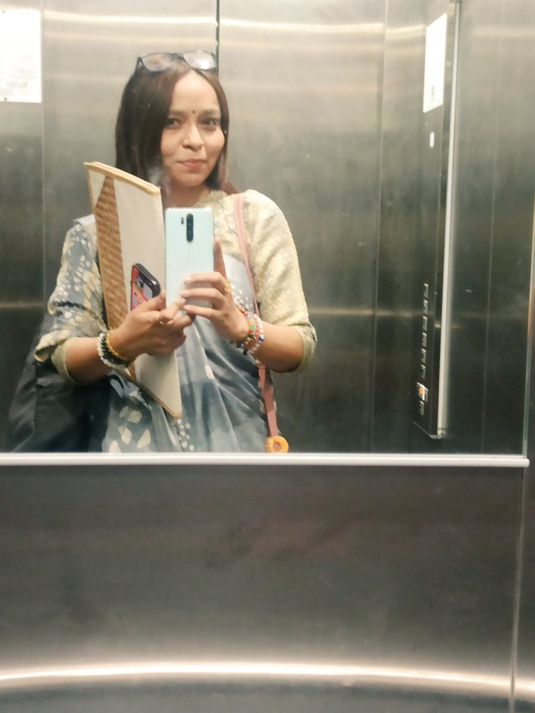 himadree's tweet image. Happiness is when it's a pack up for the day wala scene after a Run Lola Run kind of a  week! And when you got a super cool Boss! 

Btw, our Mali is slowly getting to know my fetish for whites, reds and lotsa yellows! 

#OfficeNotes #Happiness #beinghappy #flowergirl