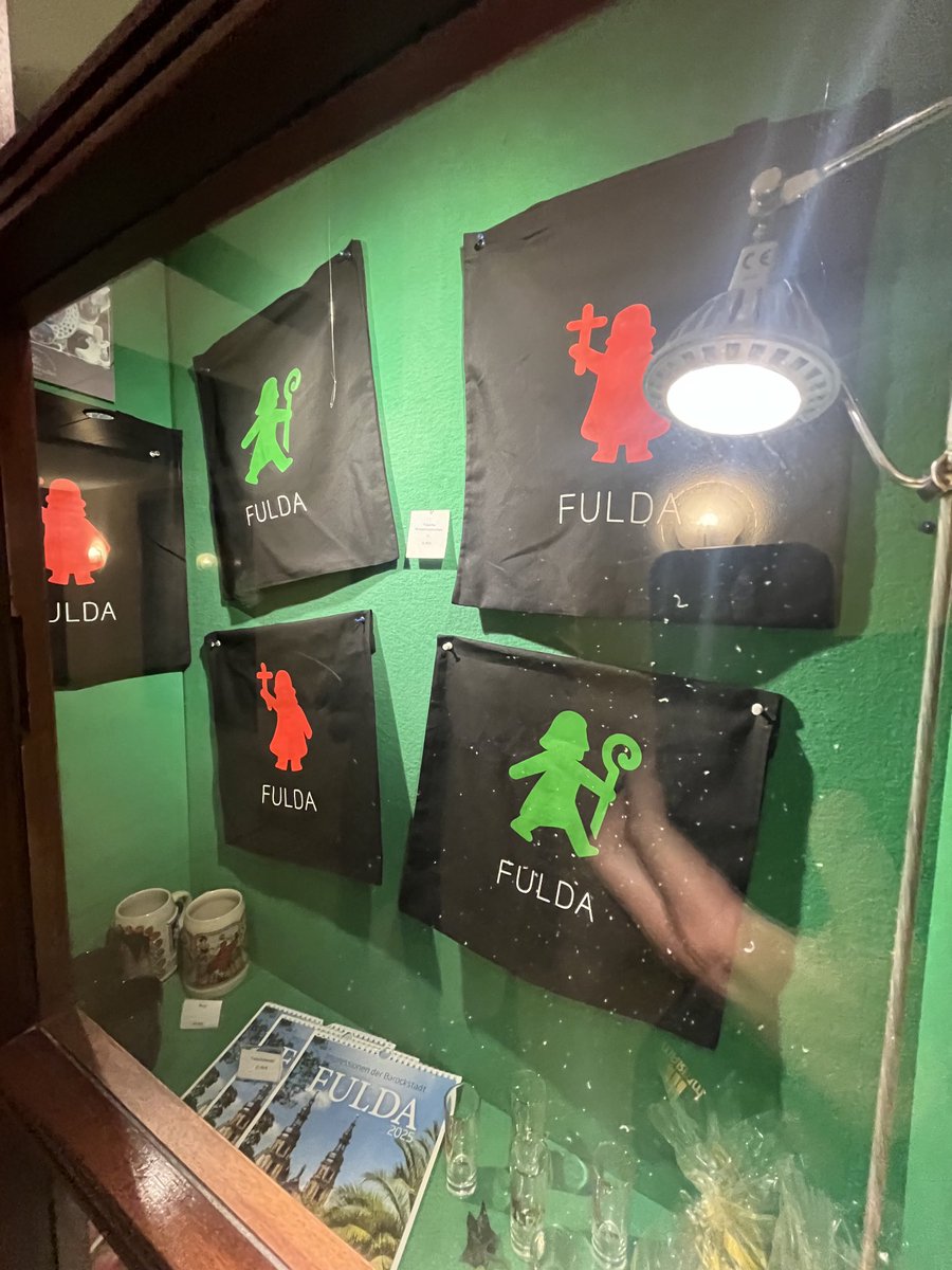 Strack_C's tweet photo. Ein Blick in die Souvenir-Ecke im Tagungshotel der deutschen #Bischöfe in #Fulda… 

Keine Details zum Umsatz.  #dbkvv https://t.co/0ClCXAGgWG