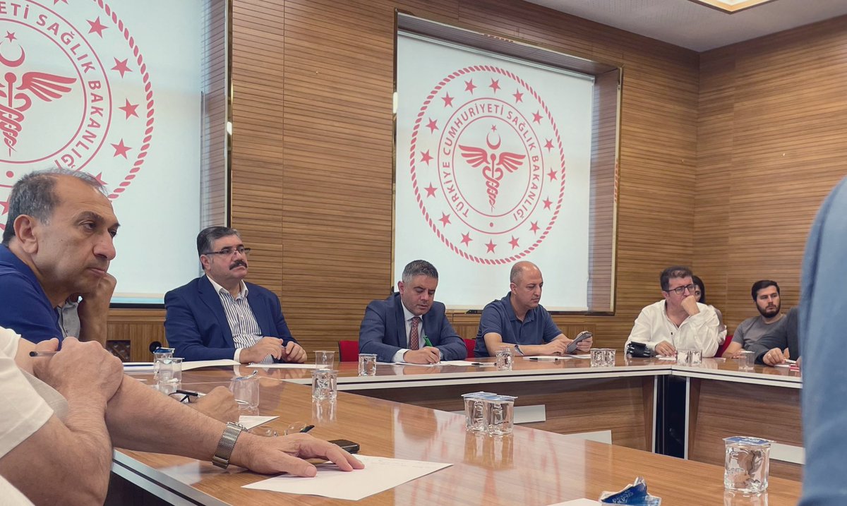 mardinilsaglik's tweet photo. İl Sağlık Müdürümüz Uzm. Dr. Saffet YAVUZ başkanlığında; İlimizdeki kamu ve özel hastanelerin başhekimleri, müdürlüğümüzün ilgili başkanlarının ve uzman hekimlerin katılımıyla 2024 Eylül ayı İl #ASKOM toplantısı gerçekleşmiştir.
@sbshgm @acilafetgovtr @sbkhgm https://t.co/3kWhFjHInz