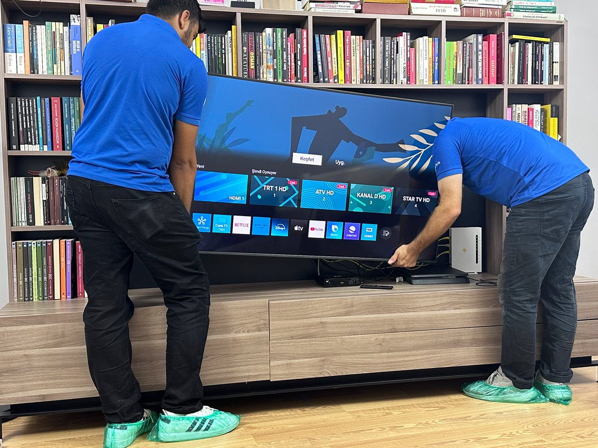 #Samsung

Geçen gün başımdan geçen ilginç bir deneyimden bahsedeyim…

Evdeki TV yaklaşık 10 yıllık. Kendi kendine açılıp kapanmaya başlamıştı. Servis çağırdım. Anakart yanmış. 

Sipariş ettim. Ertesi gün ‘stokta yok’ bilgisi verdiler. Tam TV çöp oldu diye düşünürken Samsung