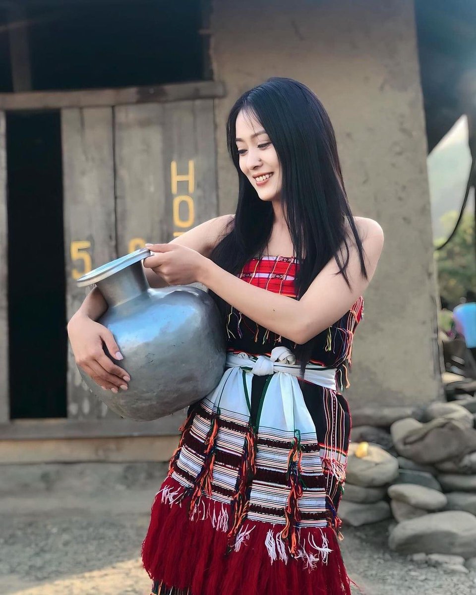 nehaGurung1692's tweet photo. Beautiful #Kabui traditional attire🍃
#Northeast #traditionalattire #Manipur #ExplorePage https://t.co/pjrEOL3XTG