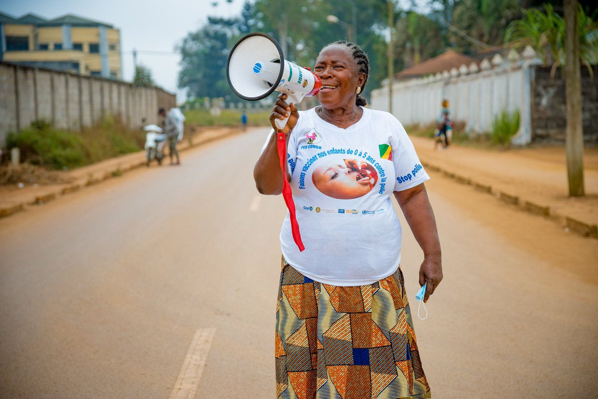 UNICEFcongoBZV's tweet photo. Un avenir sans #polio est possible grâce à des héroïnes comme Maman Bernadette 💪🏾🦸♀️
A Sibiti, dans la #Lekoumou , elle mobilise les parents afin qu'ils soient prêts à ouvrir leurs portes aux vaccinateurs et que tous les enfants soient vaccinés et protégés.
#HumanlyPossible https://t.co/ITJX6AE9tv
