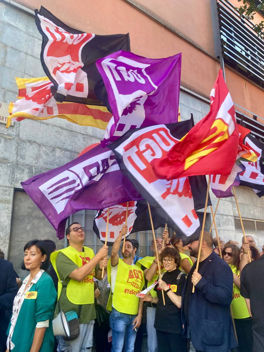 ComunsCCGG's tweet photo. L'última reducció legal de la jornada laboral va ser fa més de 40 anys. 

És hora d'adaptar-nos als nous temps. 
És hora de treballar menys hores per viure millor.
És hora de reduir la jornada laboral. 

Avui hem cridat ben fort #ReduccioJornadaJa https://t.co/NygzFZClw1