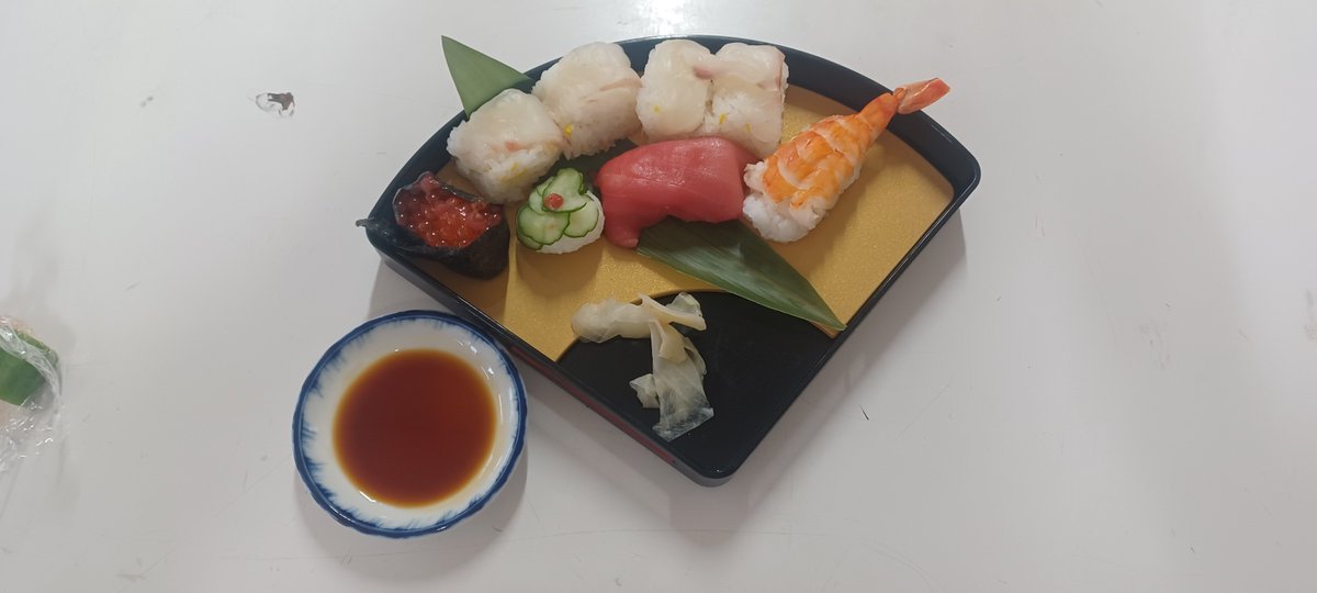 wasyokukuki's tweet photo. 少し秋の気配が感じられますね😊
埼玉県技能士連合会主宰のものづくり体験教室に埼玉県調理技能士会として参加して来ました👍
小鹿野小学校の児童さんに、旨味の体験と寿司体験を学んでもらい体験後に将来、和食の職人になりたいと言われ目頭が熱くなりました😭
#調理技能士　#ものづくり体験教室 https://t.co/MXyeMMlbO9