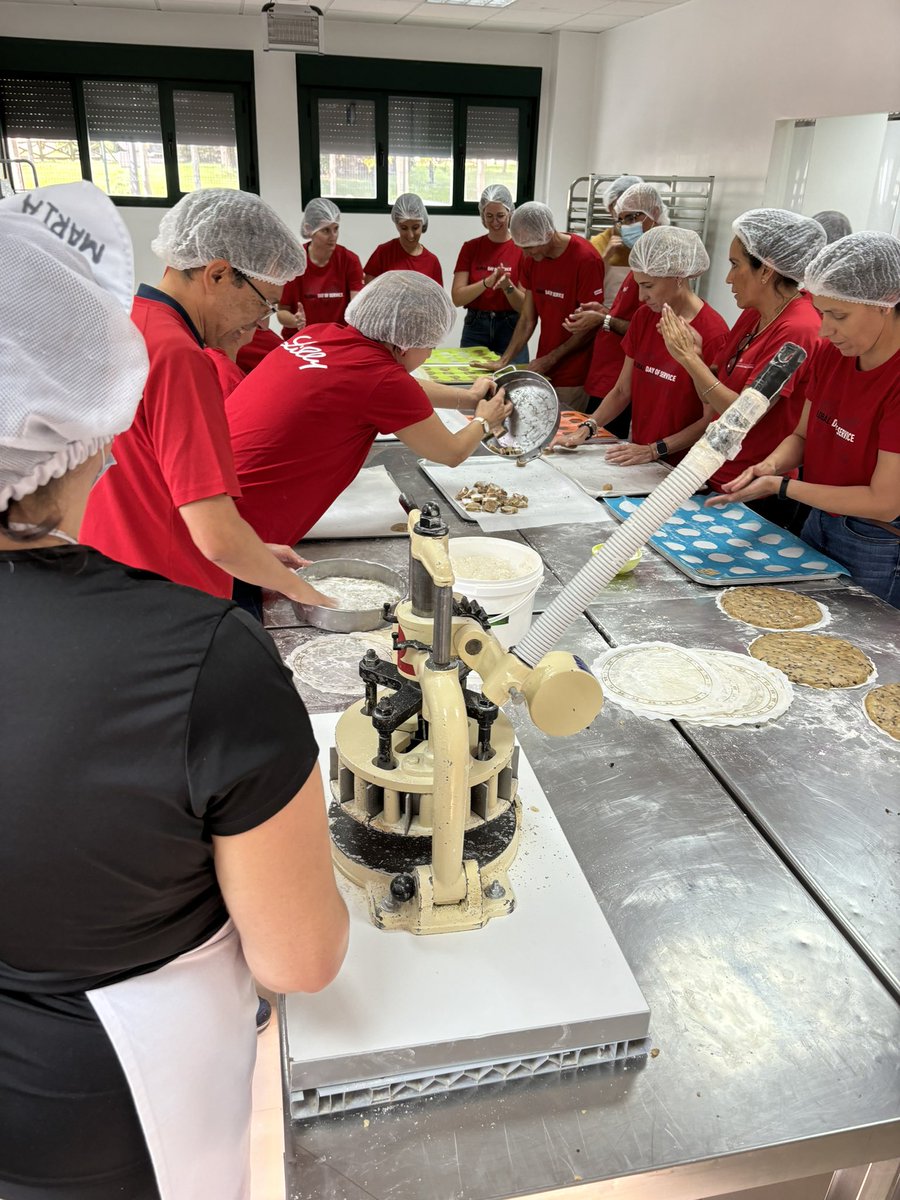 DavMorMat's tweet photo. Today is our #GlobalDayOfService and we have had an awesome experience thanks to @UnitedWaySpain and the incredible people from @APADISASOC ๐ฉโ๐ณ ๐งโ๐ณ ๐ช #WeAreLilly @EliLillyandCo https://t.co/vCmXDalvdX
