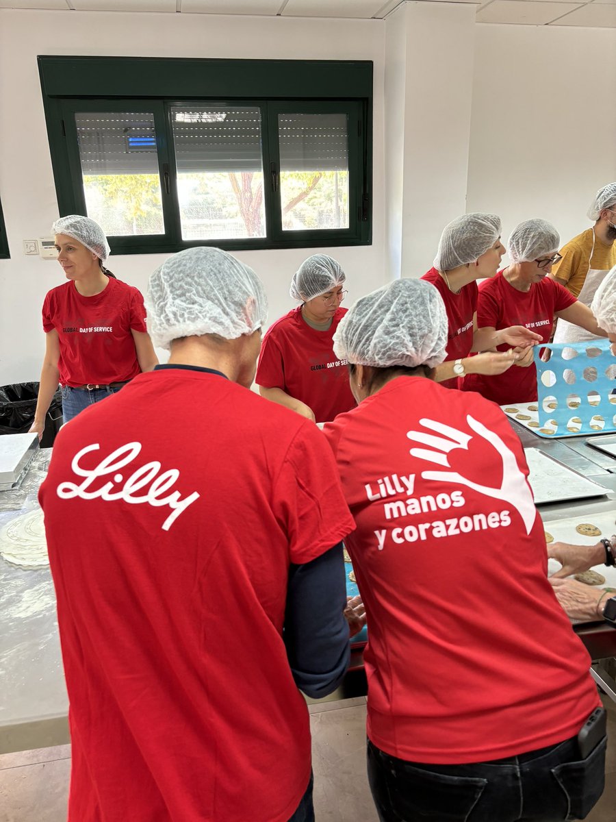 DavMorMat's tweet photo. Today is our #GlobalDayOfService and we have had an awesome experience thanks to @UnitedWaySpain and the incredible people from @APADISASOC ๐ฉโ๐ณ ๐งโ๐ณ ๐ช #WeAreLilly @EliLillyandCo https://t.co/vCmXDalvdX