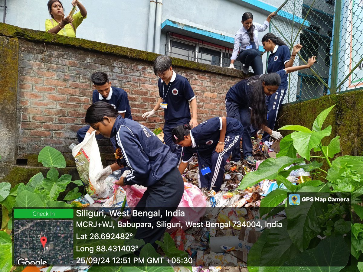 rdnss_kolkata's tweet photo. On the occasion of #SwachhataHiSeva2024 NSS Unit of Surya Sen Mahavidyalaya, Jalpaiguri organized cleanliness drive campaign &amp; collected single use plastic from local market &amp; locality. @mansukhmandviya @YASMinistry @_NSSIndia @khadseraksha 
#SHS2024 #SanskaarSwachhata https://t.co/BVzmKnQHna