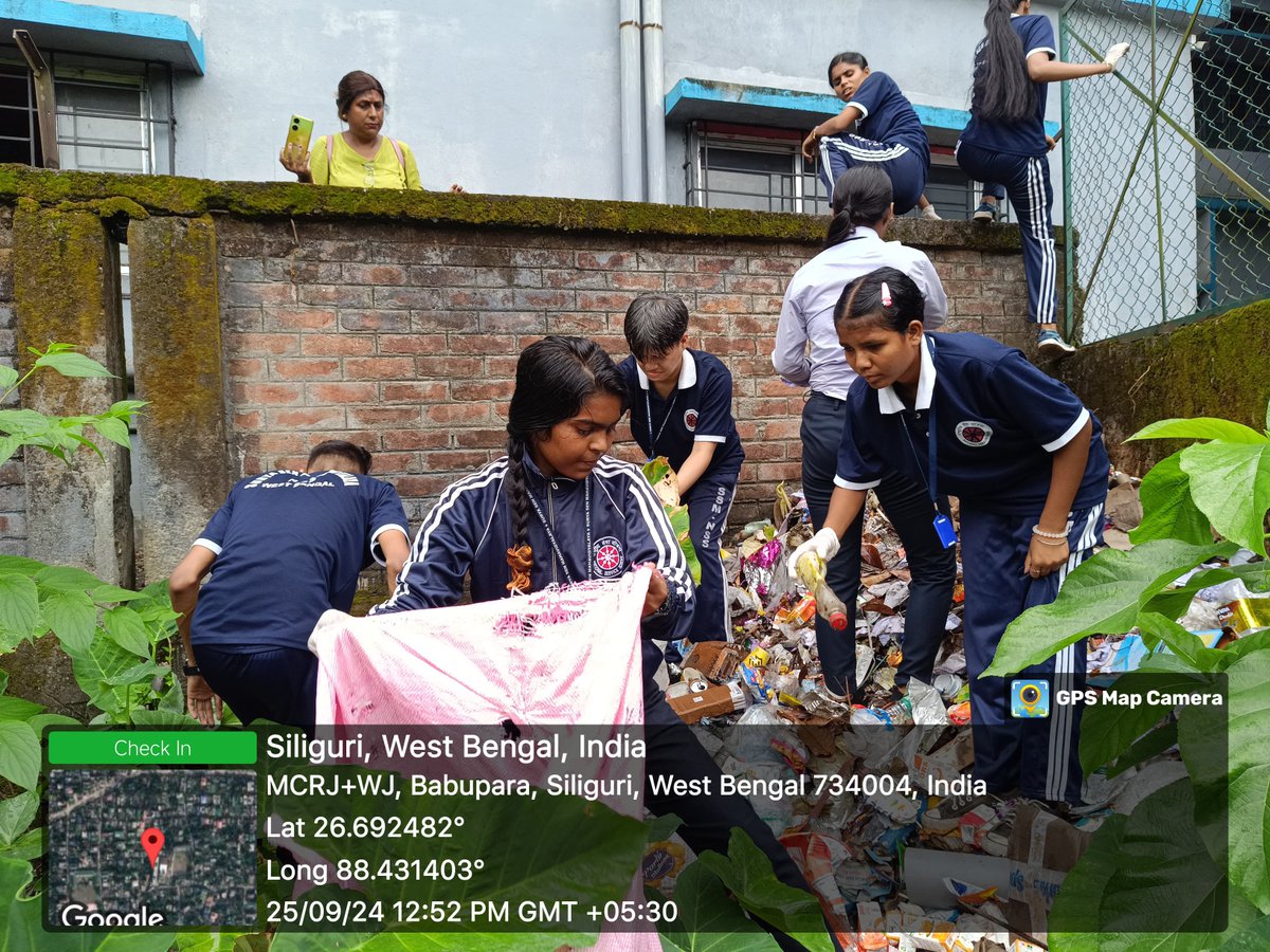 rdnss_kolkata's tweet photo. On the occasion of #SwachhataHiSeva2024 NSS Unit of Surya Sen Mahavidyalaya, Jalpaiguri organized cleanliness drive campaign &amp; collected single use plastic from local market &amp; locality. @mansukhmandviya @YASMinistry @_NSSIndia @khadseraksha 
#SHS2024 #SanskaarSwachhata https://t.co/BVzmKnQHna
