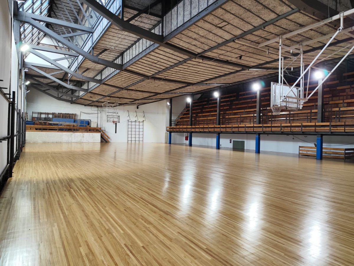 lsmaravillas's tweet photo. Un gimnasio con mucha historia… Que renovamos para que nuestros chicos sigan disfrutándolo, tal y como Alejandro de la Sota soñó hace ya casi 65 años.

Nuevo parquet para que esta joya de la arquitectura siga siendo el templo del deporte y sus valores. https://t.co/t91JpezAoj