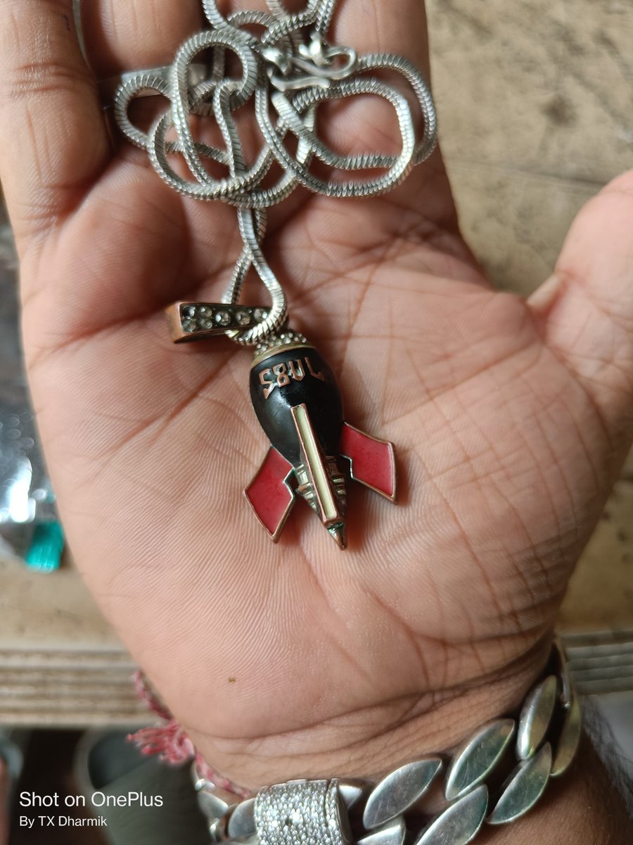 TXDHXRM1K's tweet photo. This is the s8ul pendant I bought for 1.3/1.4k. probably biggest L from @S8ulesports
Its chain turned little off in just two days, but when I tweeted about this and tagged @S8ulsidbhai the company who made this thing reached out me and said    
THREAD-1/N https://t.co/5KzZVddD3k