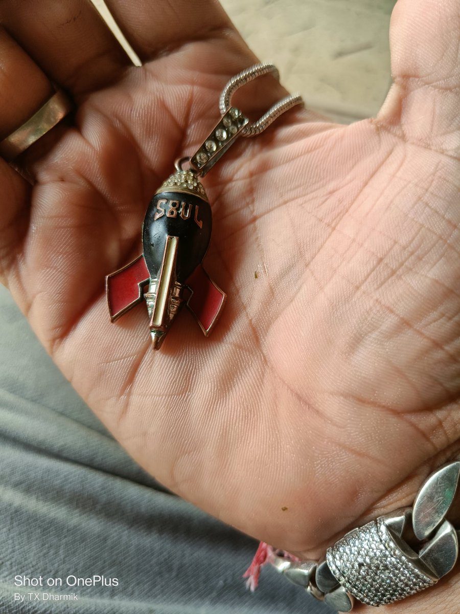 TXDHXRM1K's tweet photo. This is the s8ul pendant I bought for 1.3/1.4k. probably biggest L from @S8ulesports
Its chain turned little off in just two days, but when I tweeted about this and tagged @S8ulsidbhai the company who made this thing reached out me and said    
THREAD-1/N https://t.co/5KzZVddD3k