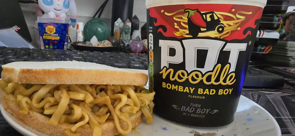 kirstyleannec's tweet image. An acceptable dinner (Northern meaning) #PotNoodle #BombayBadBoy #MilkRoll #Lurpak @Warburtons @Lurpak