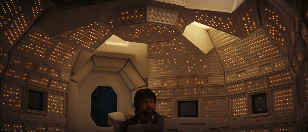 Þá daga sem maður er fastur við skrifstofuborðið að klára margslungin mál á kaffibolla númer 50

Þá er maður staddur eins og Dallas í Alien