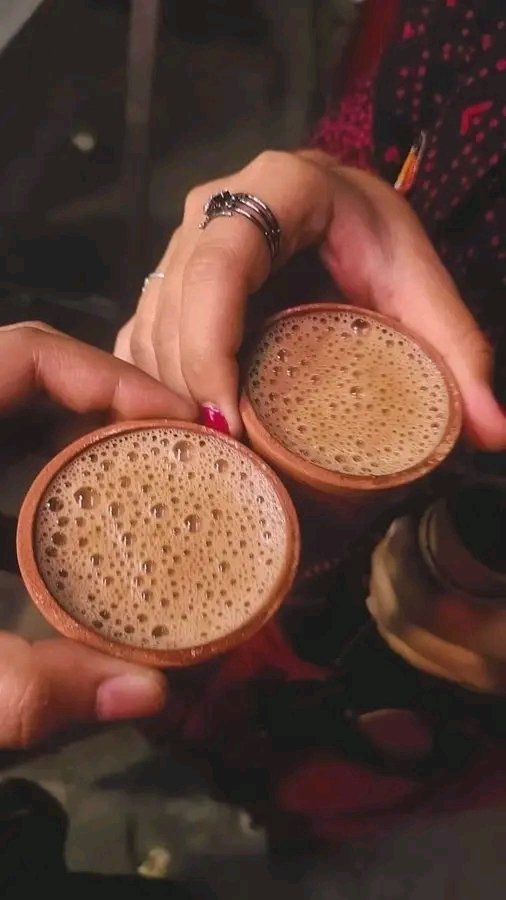 मैं बन जाऊं चाय पत्ती तुम बन 
जाओ शक्कर के दाने

कोई तो मिलाएगा हमे चाय 
पीने के बहाने।।
#चाय_वाला_इश्क़ 
#चाय_रा_शौक़ीन