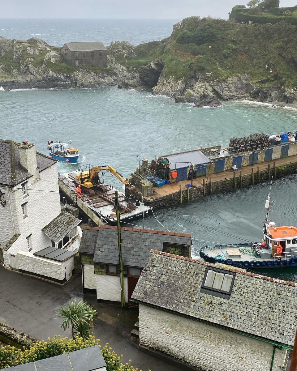 TMS arriving in Polperro with our 18m flat top pontoon 'Bobs Box' &amp; Workboat 'Annamone'
#marineplanthire #marinecontractors #polperro #pierrestoration
tmsmaritime.co.uk
marineplanthireltd.co.uk