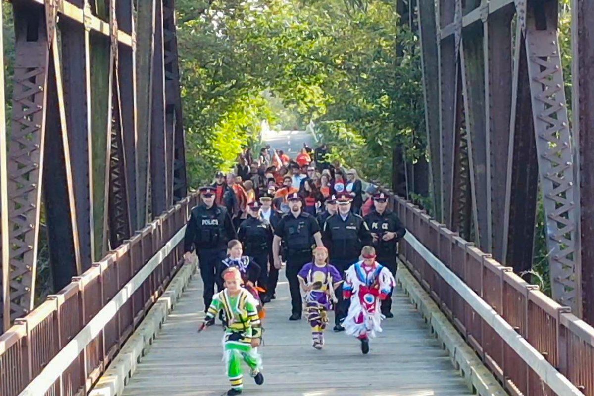 VilleFredPolice's tweet photo. Aujourd’hui, nous célébrons la Journée nationale de vérité et de réconciliation. Nous nous arrêtons pour réfléchir à l'impact des pensionnats, honorer les enfants qui ne sont jamais rentrés chez eux, les survivants, ainsi que leurs familles et leurs communautés. https://t.co/F3gnS4n3kf