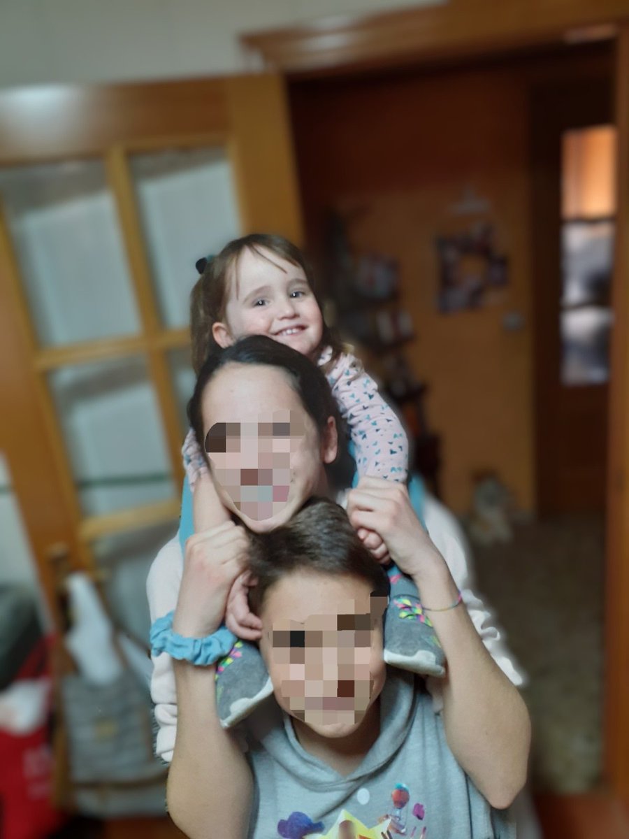 Cuando el hinchable de la feria del <a href="/AjMislata/">AjuntamentDeMislata</a> lanzó a los niños por los aires, mi hija mayor (15 años) se quedó paralizada ante la escena, y se atormenta por ello. Mi hijo mediano (13) se metió entre las lonas sacando niños de debajo de ellas, llorando porque ninguno era Vera.👇