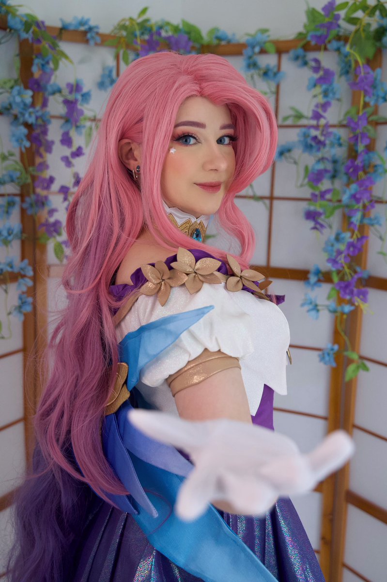 I always forget to post here I’m so sorry 😞

Here is one of my favorite auto portrait I did this year as Seraphine 💖✨

#seraphine #LeagueOfLegends #lolcosplay #Seraphinelol