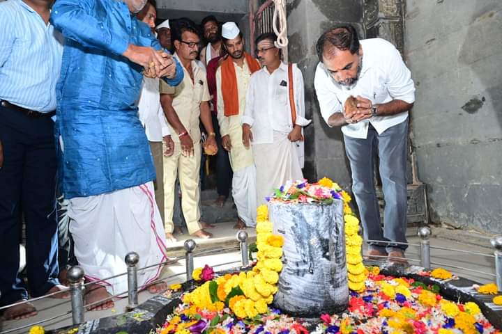 sambhajipatil77's tweet photo. पंढरपूर येथील श्री विठ्ठल रुक्मिणी मंदिराच्या धर्तीवर निलंगानगरीचे शक्तिपीठ असलेल्या श्री नीळकंठेश्वर मंदिराला पुरातन स्वरूप प्राप्त करून देण्यासाठी पुरातत्व विभागाच्या देखरेखेखाली विविध कार्य मंदिरात सुरु आहेत. यासाठी विभागाला काही महत्त्वपूर्ण निर्णय घ्यायचे असल्यामुळे आज विठ्ठल मंदिराचे अध���यक्ष श्री. गहिनीनाथबाबा औसेकर यांच्या प्रमुख उपस्थितीमध्ये नीळकंठेश्वर मंदिरात शहरातील नागरिकांसह महत्त्वपूर्ण बैठक पार पडली. दरम्यान यावेळी मंदिरात सुरु असलेल्या विविध कार्यांचा आढावा घेऊन पाहणी देखील केली.  

गेल्या काही दिवसांपासून मंदिरात सुरु असलेल्या कार्यांमुळे मंदिराचे जुने पुरातन स्वरूप आता हळूहळू बाहेर येऊ लागले आहे. मंदिरांचे खांब आणि भिंतीवर असलेले नक्षीकाम अत्यंत विलोभनीय आहे. लवकरच मंदिर आपल्या दिव्य स्वरूपात नागरिकांना दर्शनासाठी खुले होईल.

यावेळी निलंग्यातील प्रतिष्ठित नागरिक, भाविक भक्त आणि तरुण कार्यकर्ते उपस्थित होते.

#नीळकंठेश्वरमंदिर #मंदिरसंवर्धन #संस्कृती #TempleVisit #Maharashtra #AncientArchitecture #TempleRestoration #निलंगा
