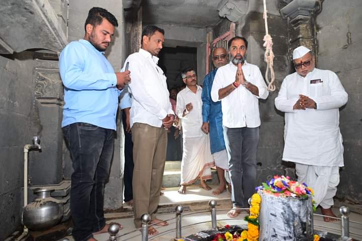 sambhajipatil77's tweet photo. पंढरपूर येथील श्री विठ्ठल रुक्मिणी मंदिराच्या धर्तीवर निलंगानगरीचे शक्तिपीठ असलेल्या श्री नीळकंठेश्वर मंदिराला पुरातन स्वरूप प्राप्त करून देण्यासाठी पुरातत्व विभागाच्या देखरेखेखाली विविध कार्य मंदिरात सुरु आहेत. यासाठी विभागाला काही महत्त्वपूर्ण निर्णय घ्यायचे असल्यामुळे आज विठ्ठल मंदिराचे अध���यक्ष श्री. गहिनीनाथबाबा औसेकर यांच्या प्रमुख उपस्थितीमध्ये नीळकंठेश्वर मंदिरात शहरातील नागरिकांसह महत्त्वपूर्ण बैठक पार पडली. दरम्यान यावेळी मंदिरात सुरु असलेल्या विविध कार्यांचा आढावा घेऊन पाहणी देखील केली.  

गेल्या काही दिवसांपासून मंदिरात सुरु असलेल्या कार्यांमुळे मंदिराचे जुने पुरातन स्वरूप आता हळूहळू बाहेर येऊ लागले आहे. मंदिरांचे खांब आणि भिंतीवर असलेले नक्षीकाम अत्यंत विलोभनीय आहे. लवकरच मंदिर आपल्या दिव्य स्वरूपात नागरिकांना दर्शनासाठी खुले होईल.

यावेळी निलंग्यातील प्रतिष्ठित नागरिक, भाविक भक्त आणि तरुण कार्यकर्ते उपस्थित होते.

#नीळकंठेश्वरमंदिर #मंदिरसंवर्धन #संस्कृती #TempleVisit #Maharashtra #AncientArchitecture #TempleRestoration #निलंगा