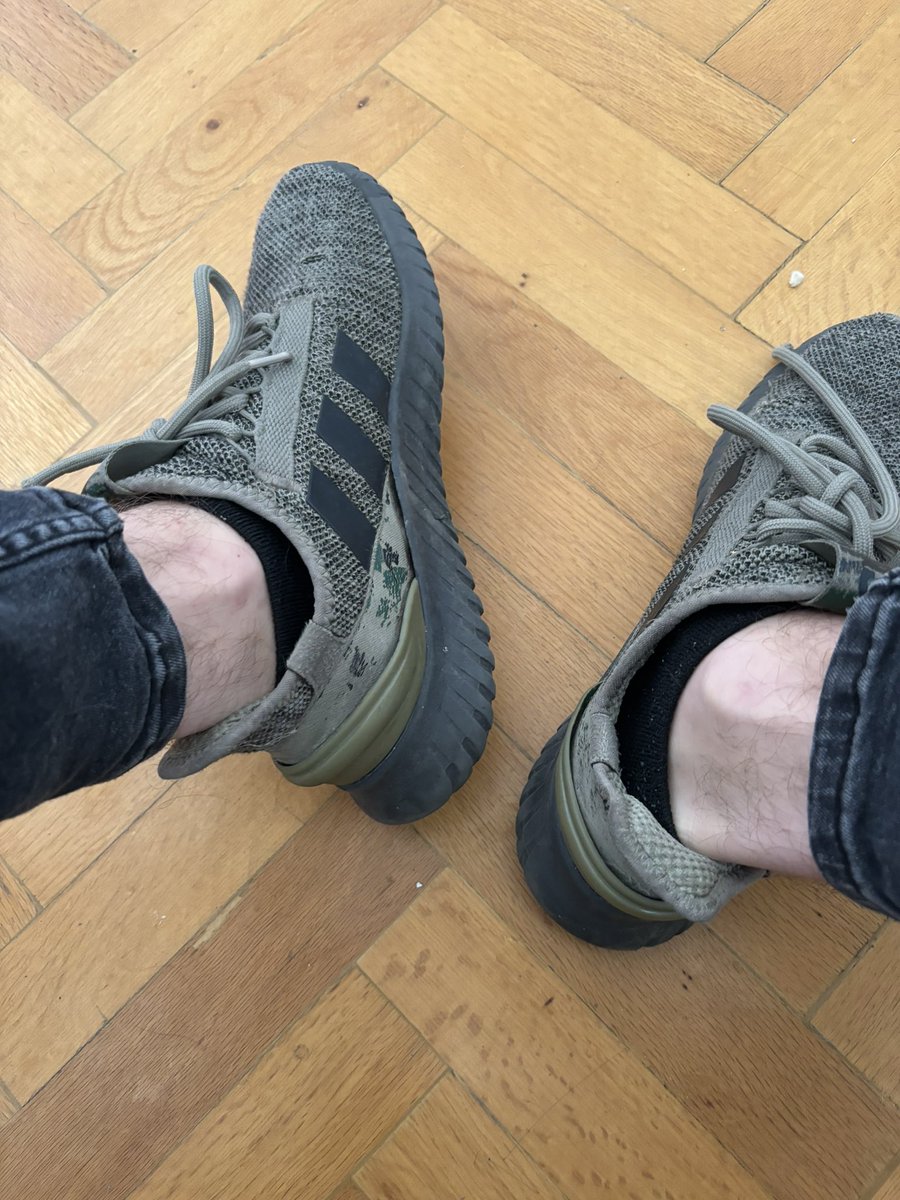 hungarianmaster's tweet photo. Szép napot csicskák!🦶😈🖕
Tudjátok mi a legfontosabb dolgotok?!
Tisztelegni és megalázkodni a Mesteretek elött! 🐶🦶😈🖕

#youngmasterfeet #Hungarianfootslavemaster #Fag #dom #talpnyalás #lábfétis #footfetısh #FOOTFETİSH  #footworshi̇p #gay #feetlick https://t.co/IJukuHbn3c