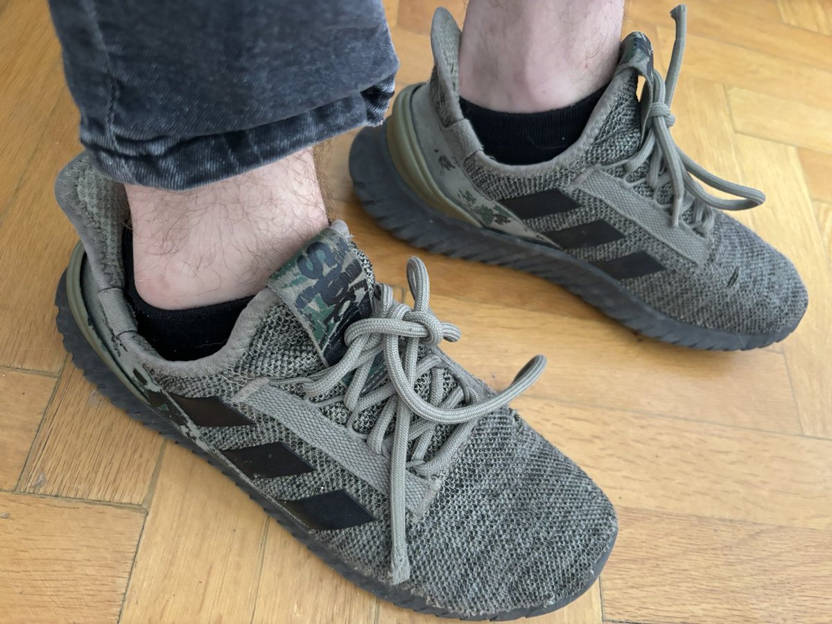 hungarianmaster's tweet photo. Szép napot csicskák!🦶😈🖕
Tudjátok mi a legfontosabb dolgotok?!
Tisztelegni és megalázkodni a Mesteretek elött! 🐶🦶😈🖕

#youngmasterfeet #Hungarianfootslavemaster #Fag #dom #talpnyalás #lábfétis #footfetısh #FOOTFETİSH  #footworshi̇p #gay #feetlick https://t.co/IJukuHbn3c