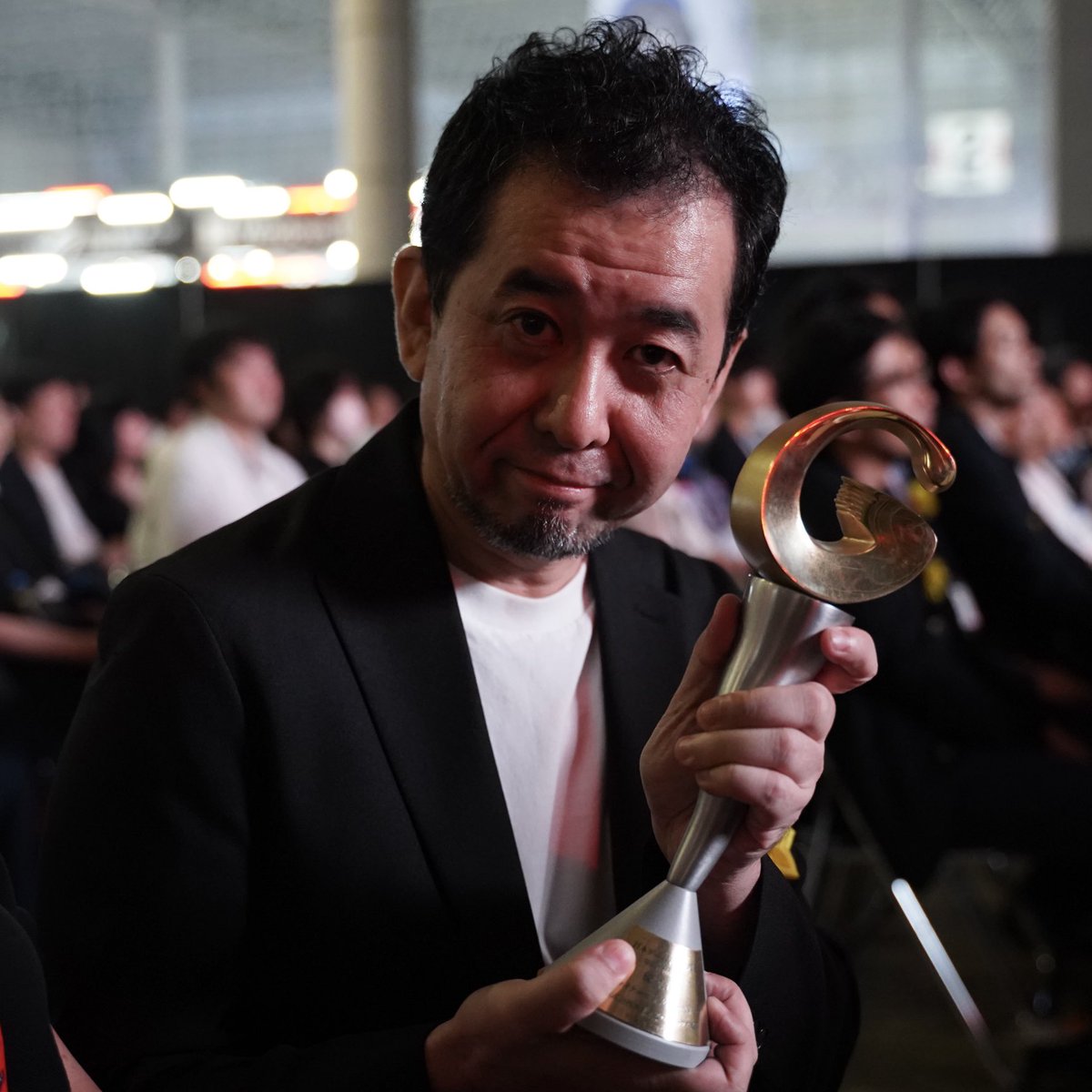 #日本ゲーム大賞2024 にて、『FINAL FANTASY XVI』が年間作品部門＜優秀賞＞を受賞しました！

#FF16 を応援してくださっている皆様のおかげです。
プレイしていただいた皆様、ご投票いただいた皆様、誠にありがとうございました！

これからもFF16をよろしくお願いします🐺