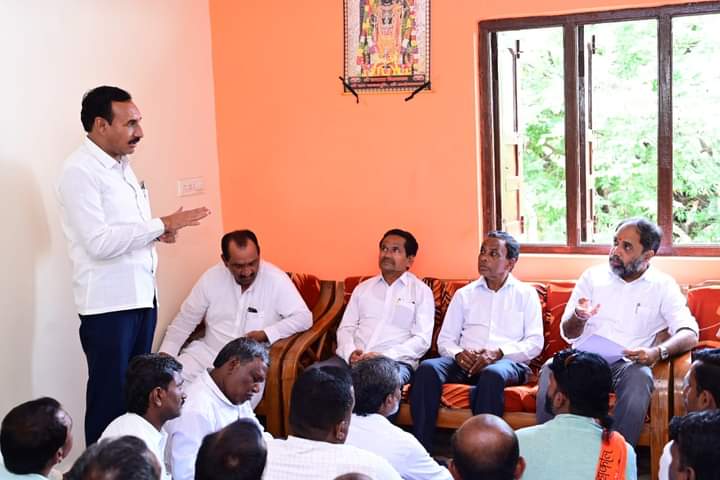 sambhajipatil77's tweet photo. जन सन्मान संवाद यात्रा | जवळगा📍

विकासाचा विचार घरोघरी पोहोचवण्यासाठी सुरु केलेल्या जन सन्मान संवाद यात्रेअंतर्गत आज जवळगा येथे भेट दिली. माझ्या आजपर्यंत प्रवासात जवळगा आणि जवळगाकरांनी कायमच मला साथ दिली आहे. त्यामुळे आज या सर्वांची भेट कायम मनाला एक नवी ऊर्जा देत असते.

यावेळी लातूर जि.प.चे माजी सदस्य प्रशांतजी पाटील यांच्या निवासस्थानी संवाद बैठक आयोजित करण्यात आली होती. समस्त जवळगेकरांच्या आशीर्वादाने लोकप्रतिनिधी म्हणून कार्य करण्याची संधी मला मिळाली. त्या संधीचे सोने करण्याचा प्रयत्न करत असताना मतदारसंघामध्ये साकारलेल्या विविध विकास कार्यांची माहिती सर्वांना दिली. सरकारी योजनांमध्ये पात्र ठरलेल्या गावातील लाभार्थी नागरिकांचा सत्कार करून त्यांना शुभेच्छा दिल्या. 

याप्रसंगी तालुकाध्यक्ष काशिनाथजी गरीबे, कृ.उ.बा.स.चे सभापती सदाशिवजी पाटील, नगरसेवक नागेशजी जीवने, शक्तीकेंद्र प्रमुख नरसिंगजी बोकडे, बूथप्रमुख हनमंतजी बिरादार, रंगलालजी द���त, गोविंदजी वळसांगे, महानंदाताई पाटोळे, जनाताई पाटोळे, गीताताई पाटोळे, शकुंतलाताई पाटोळे आदींसह ग्रामस्थ मोठ्या संख्येने उपस्थित होते.

#जनसन्मानसंवाद #जवळगा #लोकप्रतिनिधी #विकासकाम #महाराष्ट्र #ग्रामीणविकास #DevelopmentJourney #GramSabha #Maharashtra