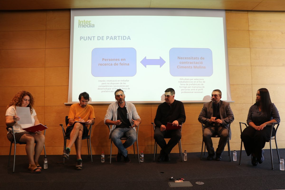 caritasbcn's tweet photo. 👏 Empreses i testimonis ens expliquen la seva experiència: "podem aprofitar el talent a través de l'arrelament per formació," @SinergiaTT

"És clau la coordinació empreses-entitats per aconseguir que les persones puguin regularitzar la seva situació", @biciclot.

#regularitzarespossible