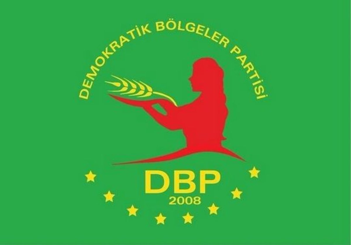DBP_GenelMerkez's tweet photo. Genelkurmay İstihbarat Eski Başkanı İsmail Hakkı Pekin’in canlı yayında YNK lideri Bafel Talabani’ye suikast düzenlenmesi gerektiği yönündeki skandal ifadelerini en sert biçimde kınıyoruz. 

Bu tür ölüm çağrıları, sadece siyasi ahlaksızlığın değil, aynı zamanda bölgemizde kaos yaratma çabasının açık bir tezahürüdür. Böylesi tehlikeli ve provokatif söylemler, halklar arasında düşmanlık ve savaş tohumları ekmeye yönelik politikaların devamıdır.

Dün “gerekirse bir iki füze atarız, Suriye’den atıldı deriz” diyerek Rojava’da ilhak gerçekleştirmeye çalışan devlet aklı bugün suikast çağrıları ile kendi gerçekliğini adeta itiraf ediyor.  Kurdistan bölgesi halkı kendi kaderini belirleyecek bir seçime doğru gidiyor ve bu seçim işgalin de geleceğini doğrudan ilgilendiriyor. Çok iyi biliyoruz ki, AKP-MHP iktidarı kirli ittifak ve anlaşmalarla  Irak Kurdistan Bölgesi'ndeki seçimlere müdahil olmayı ve seçim sonuçlarını işgal politikaları çizgisine çekmeyi planlıyor. Bütün kamuoyu bilmelidir ki, Irak Kürdistan Bölgesi'nde 20 Ekim'de gerçekleşecek seçimlere yönelik her türlü provakasyonun müsebbibi Kürtlere yönelik alanen katliam çağrısı yapan ve bunu meşru gösteren siyasi akıldan başkası değildir.

Hiçbir demokratik toplumda suikast önerileri, siyasi tartışmaların bir parçası olamaz, olmamalıdır. Pekin’in bu açıklaması, bölgedeki çatışmaları körüklemek isteyen karanlık odakların sesi niteliğindedir. Bu kirli zihniyete karşı, her zamankinden daha güçlü bir şekilde durmak gerekir. Türkiye’nin izlediği suikast siyasetini terk etmesi gerektiğini bir kez daha vurgulamak istiyoruz.

DBP olarak, bu zihniyeti ve bu tür faşizan söylemleri kabul etmiyoruz. Bölgedeki halklarımızın bir arada, barış içinde yaşama hakkını gasp etmeye yönelik her türlü saldırının ve provokasyonun karşısındayız. 

DBP, halklarımızla birlikte bu tehlikeli söylemlerin ve karanlık zihniyetin karşısında dimdik durmaya devam edecektir.