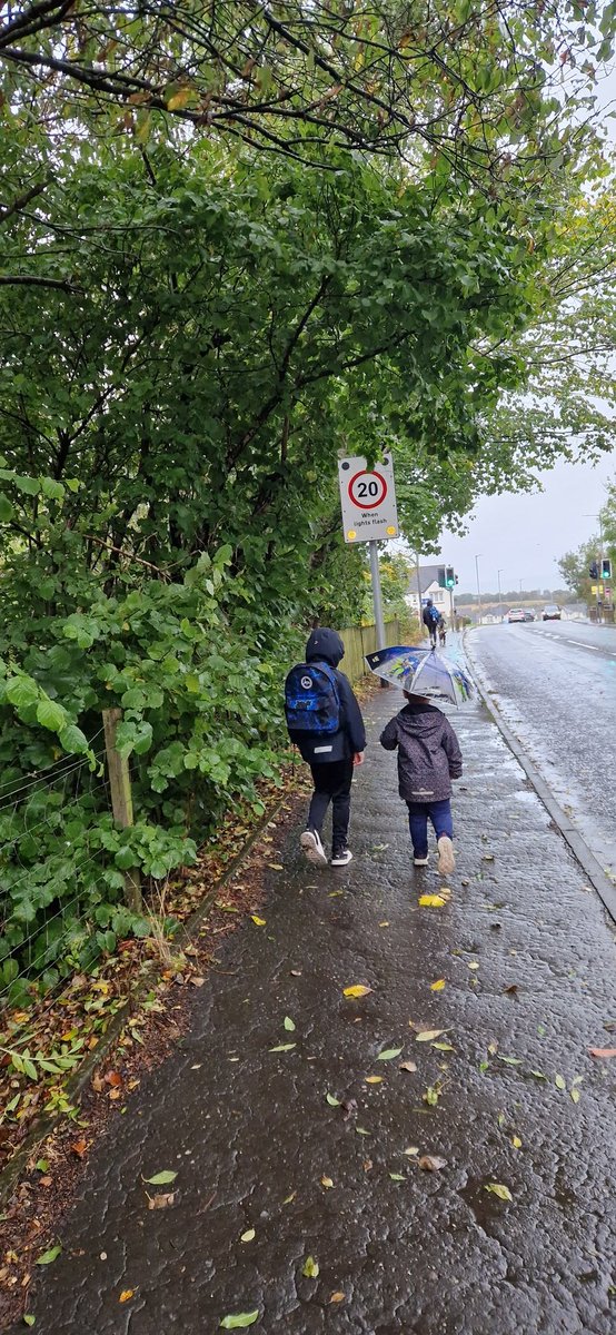 chriswblair's tweet photo. On the school run to @GartcoshPS this morning, and the 20 signage is finally working! 
It's a shame no vehicles paid any attention though. https://t.co/VfmeDqYKDN