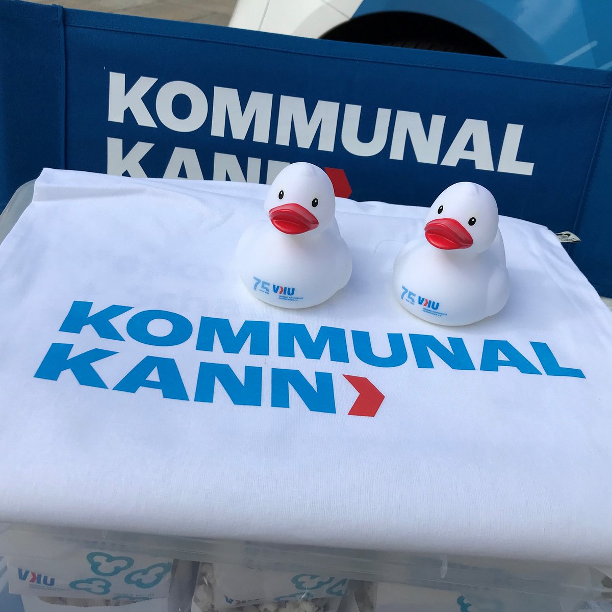 VKUonline's tweet photo. Gestern machte die #Tour #de #Daseinsvorsorge Halt in #Regensburg, wo wir gemeinsam mit das Stadtwerk. Regensburg, R-KOM GmbH und REWAG 75 Jahre VKU 🥳gefeiert und die Leistungen kommunaler Unternehmen hochgehalten haben. Vielen Dank für die spannenden Einblicke vor Ort! https://t.co/MLTs2ho7eF