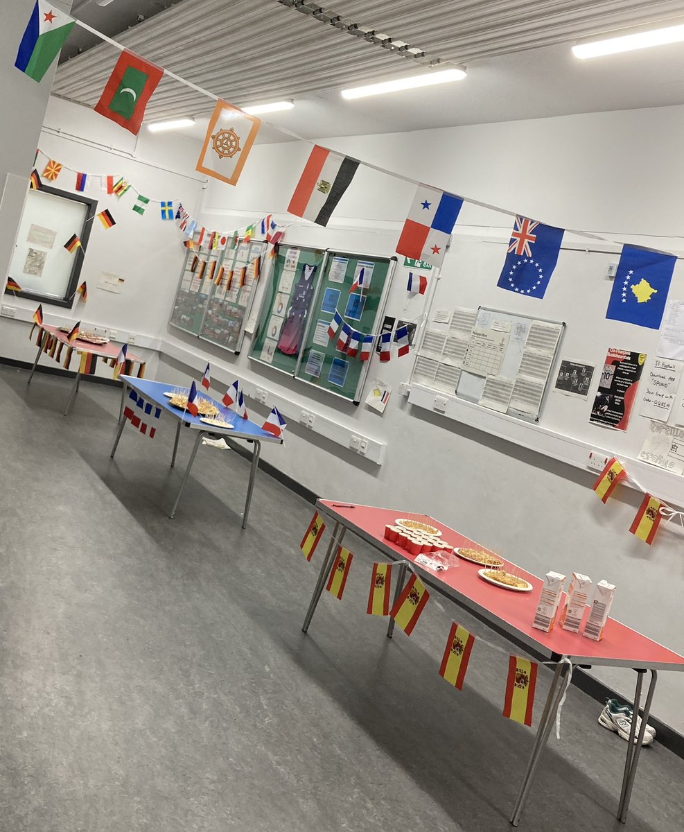 SGGArdsgoil's tweet photo. Bha deagh thòiseachadh againn air Latha nan Cànanan aig ÀSGG nuair a thug Roinn nan Cànanan eisimpleirean bìdh dhuinn! @EuroLanguageDay https://t.co/MLBjhgGVmY
