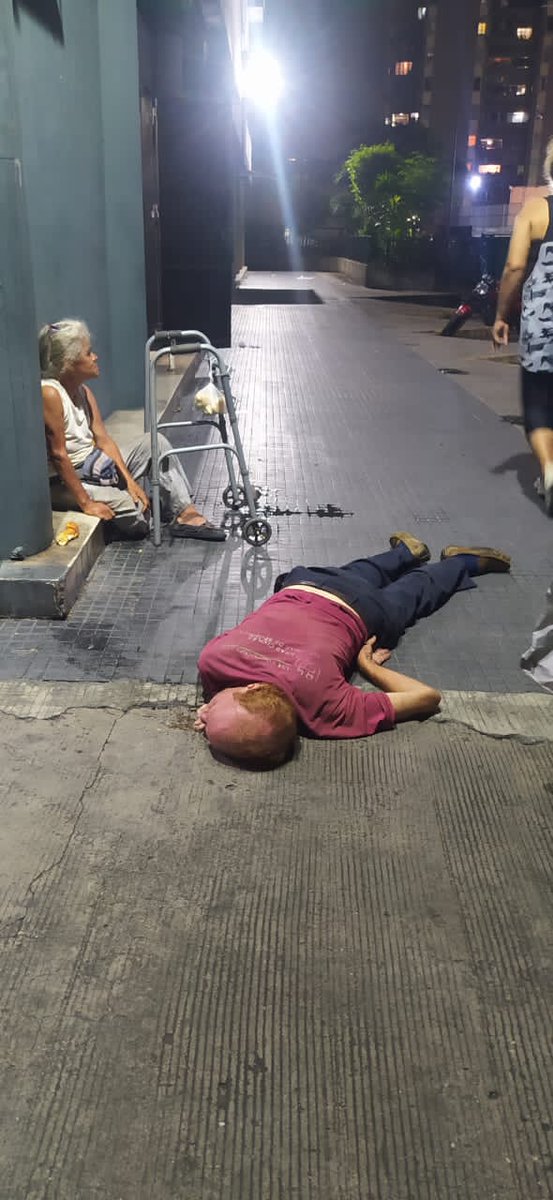 PROBLEMA RECURRENTE a pesar de los esfuerzos de la comunidad en alertar a familiares y organismos, continúa la desidia y no atención a estos 2 señores   que sin falta todos los días presentan este espectáculo q lejos de mejorar desmejoran la calidad de vida de nuestro centro.