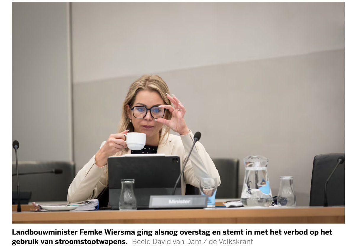Na een intens debat over dierenwelzijn in de veehouderij schaarde minister Wiersma zich uiteindelijk achter een verbod op stroomstootwapens in de veehouderij. De verhouding met de Kamer blijft echter gespannen. #TweedeKamer