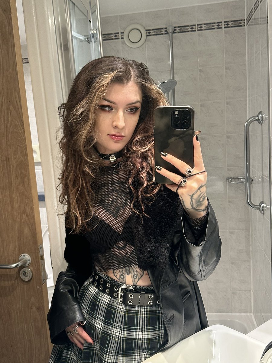 IM ABOUT TO PLAY THREE SOLDOUT SHOWS IN THE UK WTFFFF