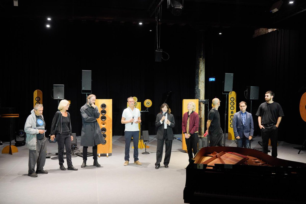 la_Biennale's tweet photo. #BiennaleMusica2024 #LuciaRonchetti: “LISTENING/HEARING è uno spazio installativo per l’ascolto individuale. Durante tutto il Festival il pubblico potrà rientrare nella Sala d’Armi E e riascoltare con la giusta calma questo straordinario programma di musica elettronica digitale e acusmatica. Abbiamo collaborato con grandissimi compositori e studi europei, tra cui il nostro CIMM, Centro di Informatica Musicale Multimediale.”