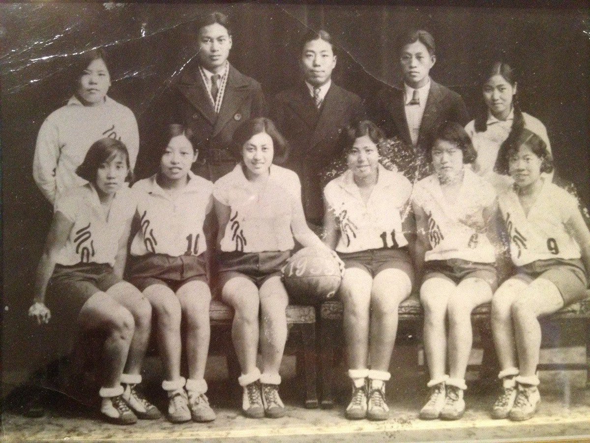 HistoricSH's tweet photo. #Shanghai history Twitter: can anyone ID this uniform? 

The only clues we have are that our correspondent’s grandmother, who is in this 1933 photo, went to a girls school in Shanghai and was on the All-China basketball team. 

Any clues gratefully accepted! https://t.co/MtDxnvOmiF