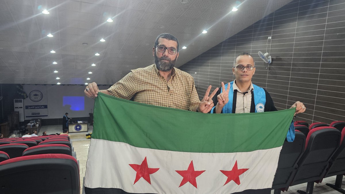 وقوفنا إلى جانب أخوتنا وأبنائنا وأحبابنا بكافة الحالات إن كانت علمية أوعملية واجب وهو من أهم الواجبات المحتومة علينا لإعطائهم الدافع والحافز للإستمرار...
من جلسة مناقشة مشروع تخرج أخينا أنس مشمشية أبوعمار من كلية هندسة الطاقة البديلة مع التمنيات بالتوفيق والنجاح المستمر....