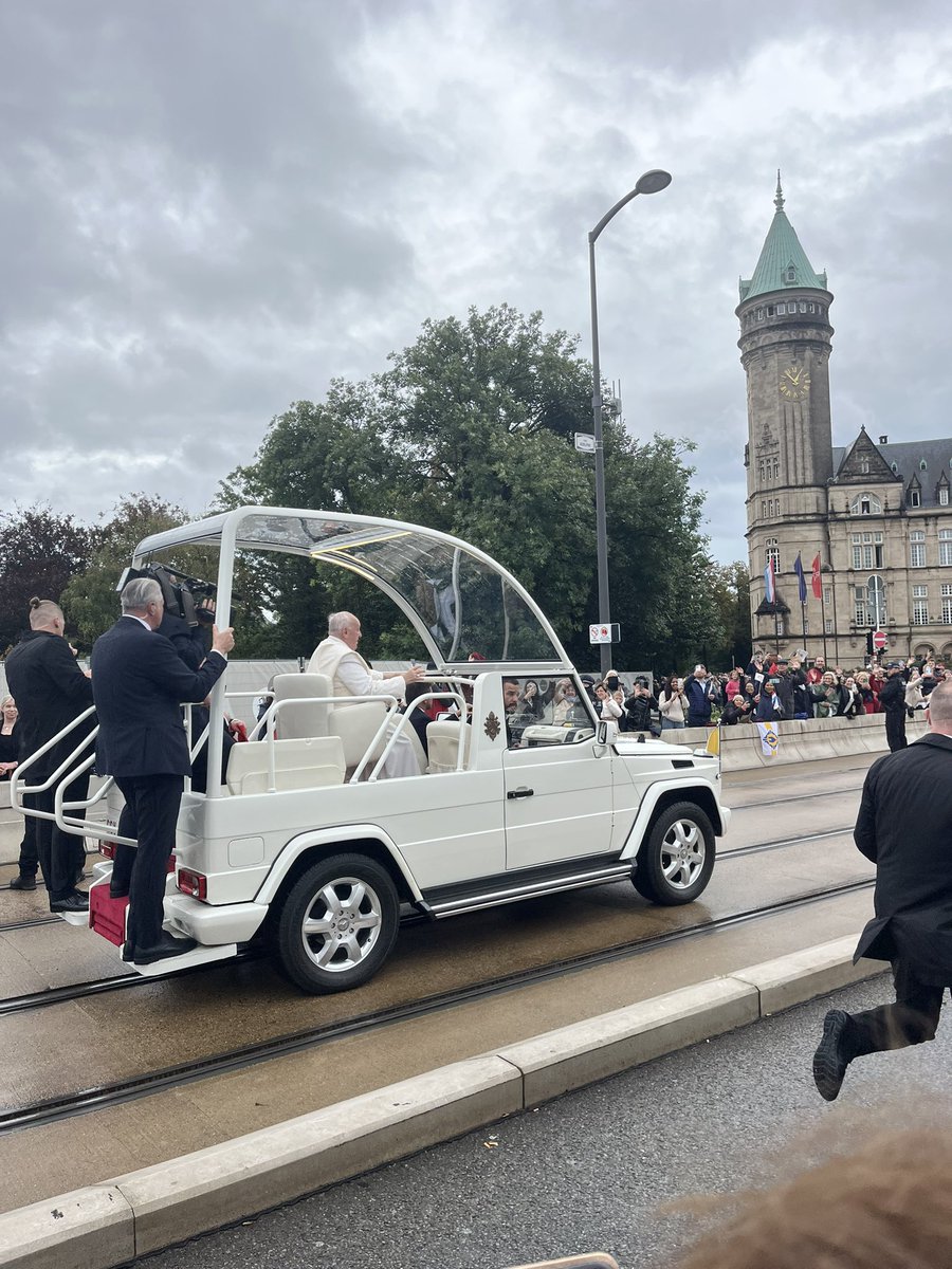 lore_merli's tweet photo. Papa Franscesco in Lussemburgo oggi @Pontifex_it https://t.co/XxGEZy2f36